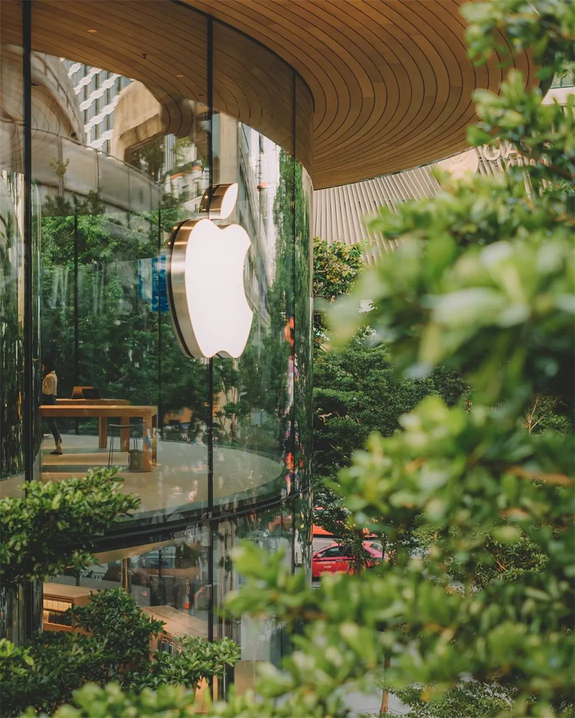 Photo by วัฏจักร . in Apple Store Central World..jpg